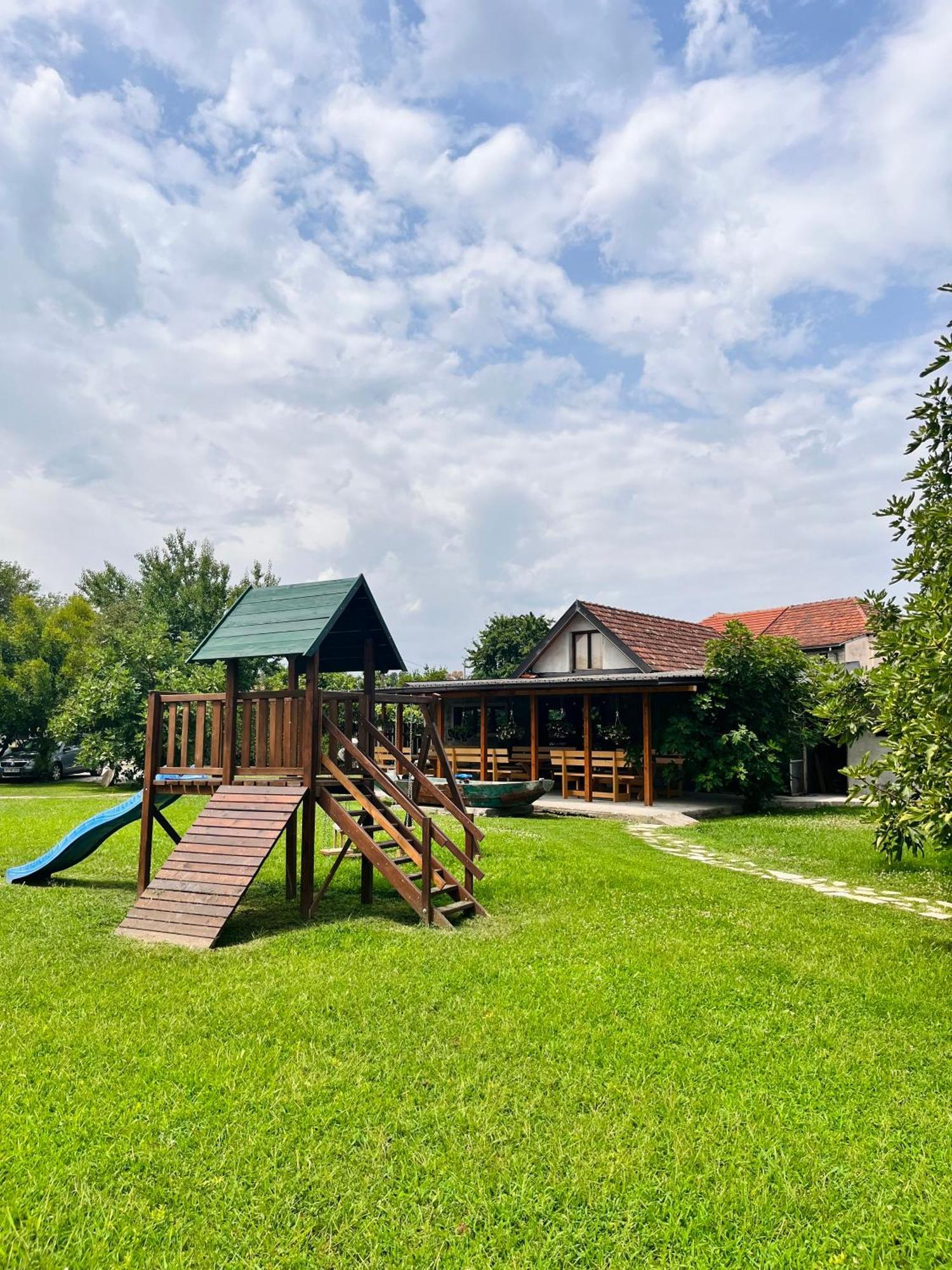 Balabani Local Stay Golubovci Exterior photo